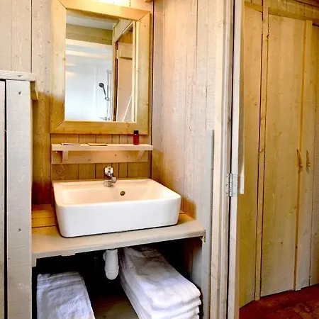 Bungalow De 2 Chambres Avec Piscine Partagee Et Terrasse Amenagee A Commequiers