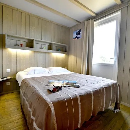 Bungalow De 2 Chambres Avec Piscine Partagee Et Terrasse Amenagee A * Commequiers