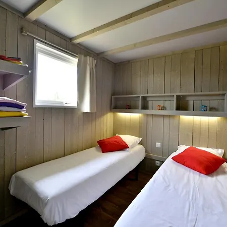 Hébergement de vacances Bungalow De 2 Chambres Avec Piscine Partagee Et Terrasse Amenagee A Commequiers