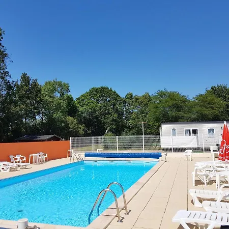 Hébergement de vacances Bungalow De 2 Chambres Avec Piscine Partagee Et Terrasse Amenagee A