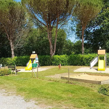 Bungalow De 2 Chambres Avec Piscine Partagee Et Terrasse Amenagee A Hébergement de vacances *