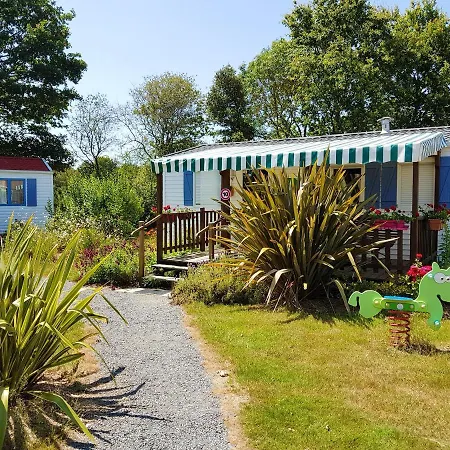 Bungalow De 2 Chambres Avec Piscine Partagee Et Terrasse Amenagee A * Commequiers
