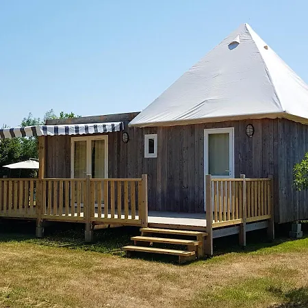 Bungalow De 2 Chambres Avec Piscine Partagee Et Terrasse Amenagee A * Commequiers